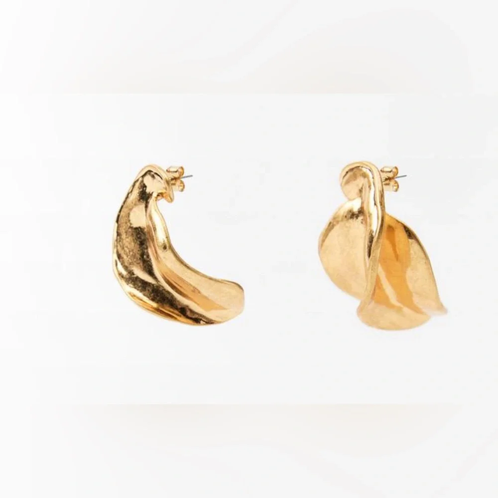 Zara Twisted Gold Earrings NWT ✨✨🔥